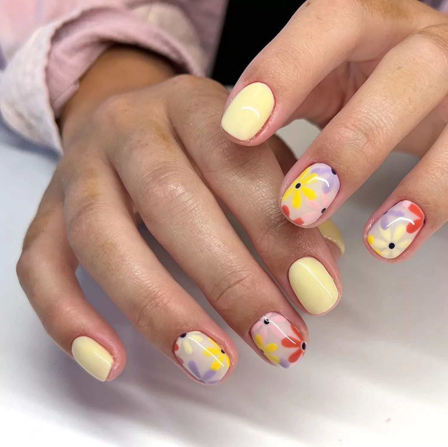 Short nail manicure trends for spring 2024